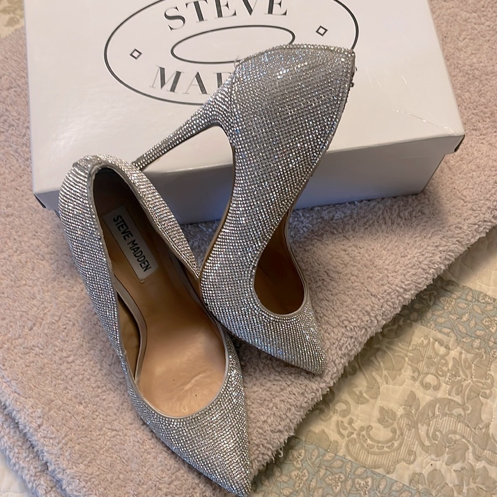 Steve Madden size 8 Daisy Chrystal pumps